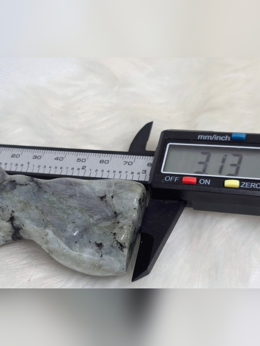 ✨ Labradorite Goddess Torso Carving | Flashy Mystical Feminine Figure | 3.13” ✨ - Picture 7 of 7